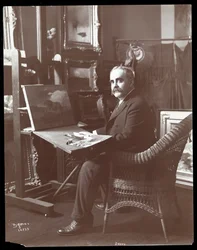 Drake w swojej pracowni z obrazem lwów w toku, Nowy Jork, 1907 (odbitka żelatynowa srebrna)